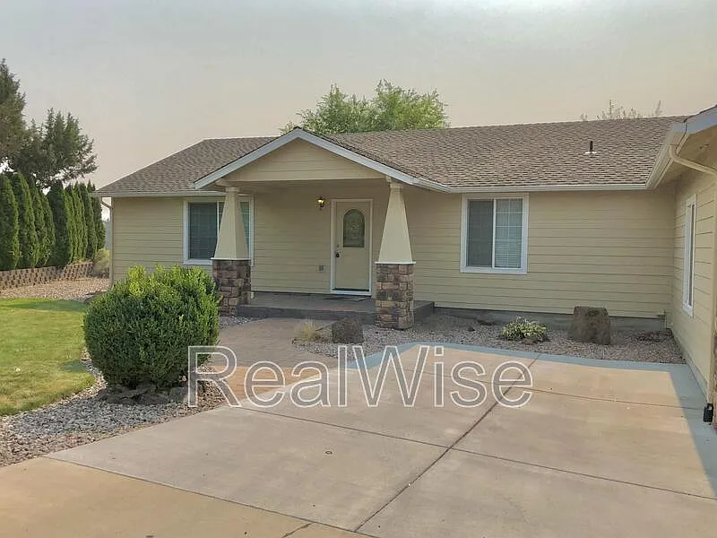 Building Photo - 2131 NW Canyon Ct