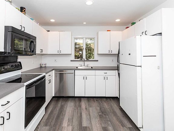 3rd image of 41 Chateau Dr