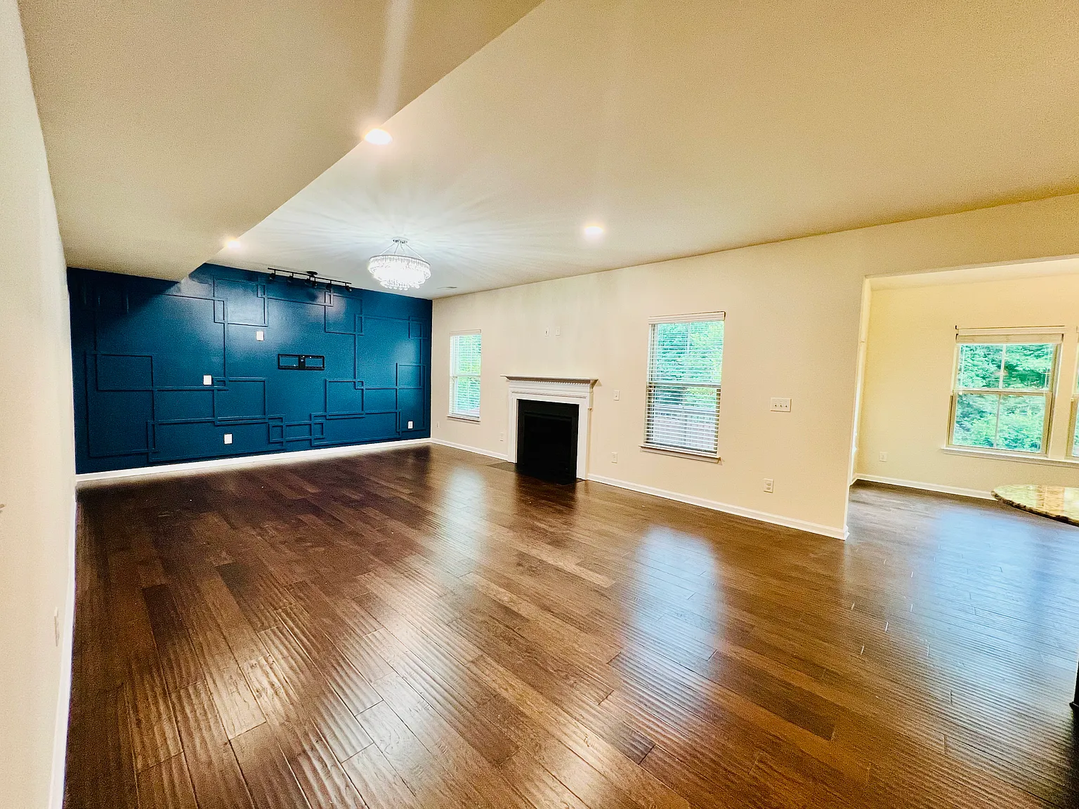 4 bed, 2.5 bath, 3310 sqft, $2,700 — Photo 4