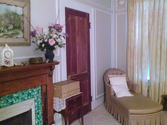 mst w/ gas fireplace