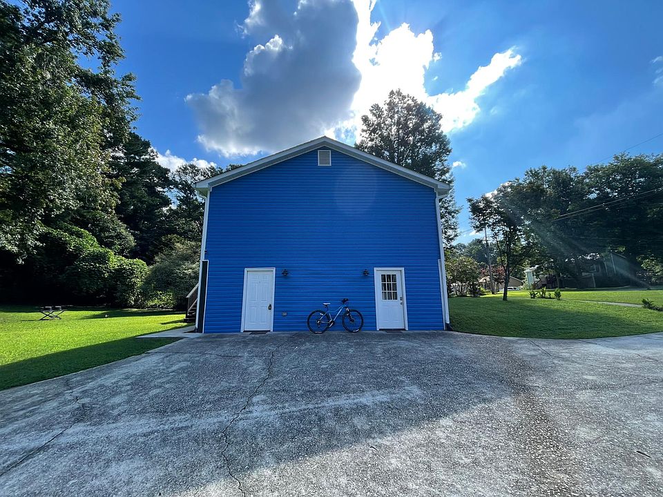 The apartment unit is located on the lower floor of the main house. There is no access from the apartment to the upstairs floor.