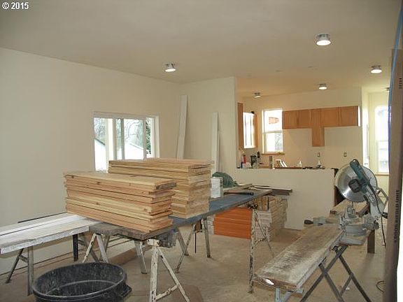 3rd image of 209 E Franklin St