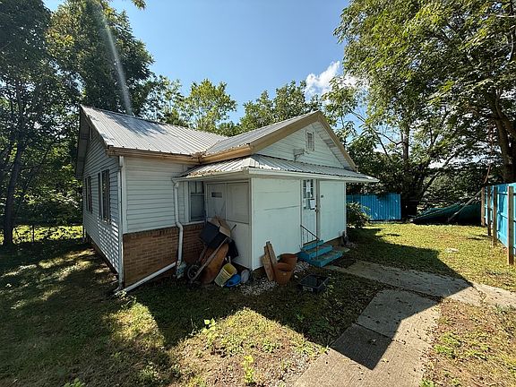 3rd image of 610 E Hemlock St
