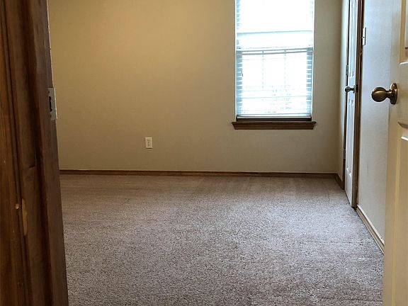 5th image of 117 S Lindsey St