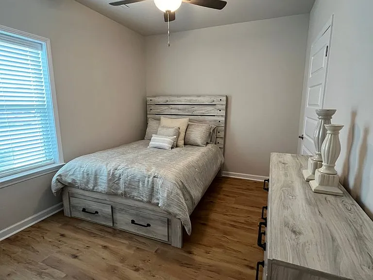 501 E Elm St — Photo 3