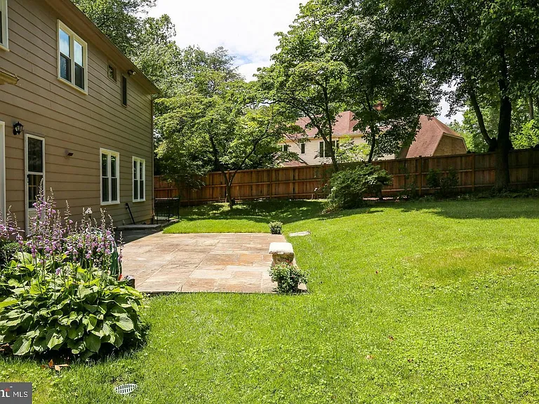 8712 Seven Locks Rd — Photo 2