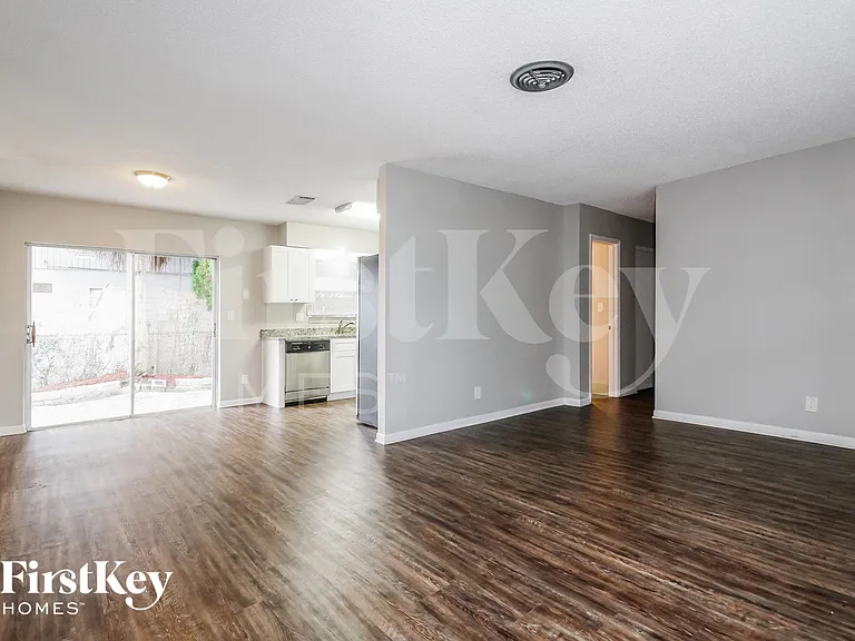 130 Davison Ave N — Photo 4