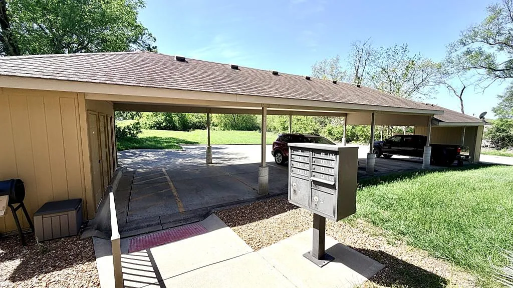Building Photo - 1301 Tracy Ave #103