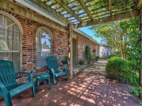 2nd image of 2601 Berkett Dr
