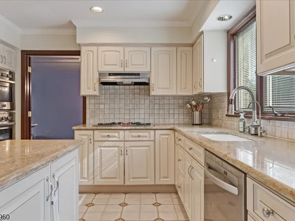 37 Jani Ct, Clifton City, NJ 07013