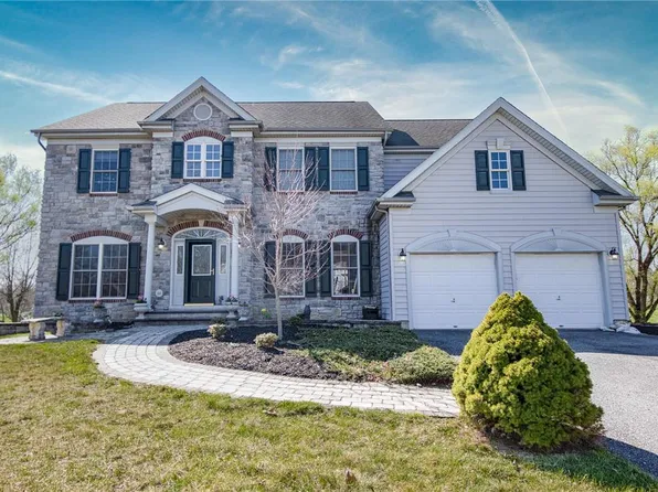 5335 Greenbriar Dr, Bethlehem, PA 18017