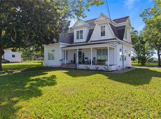 701 Gilbert Rd, Edna, TX 77957