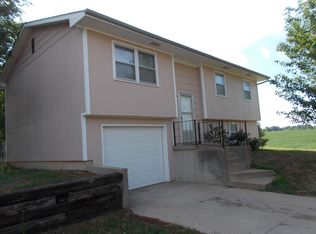 1709 Lilac Ln, Wamego, KS 66547
