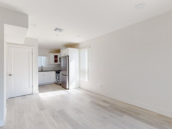 5th image of 250 Rosemont Ave