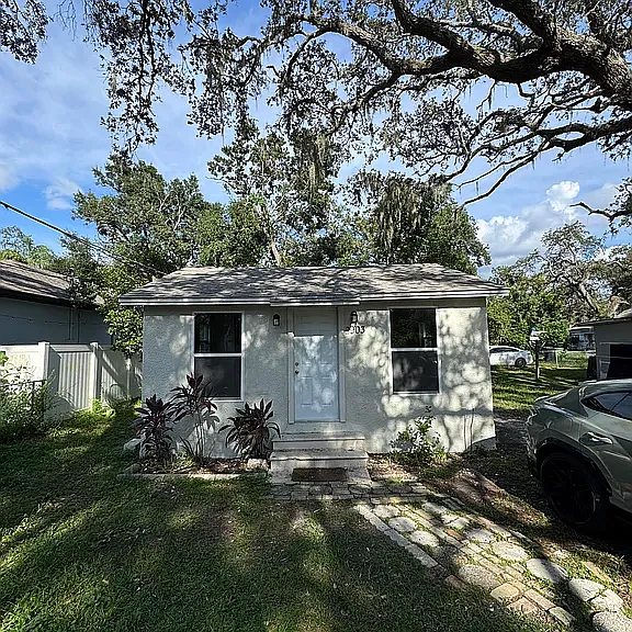 8903 N Dexter Ave — Photo 2