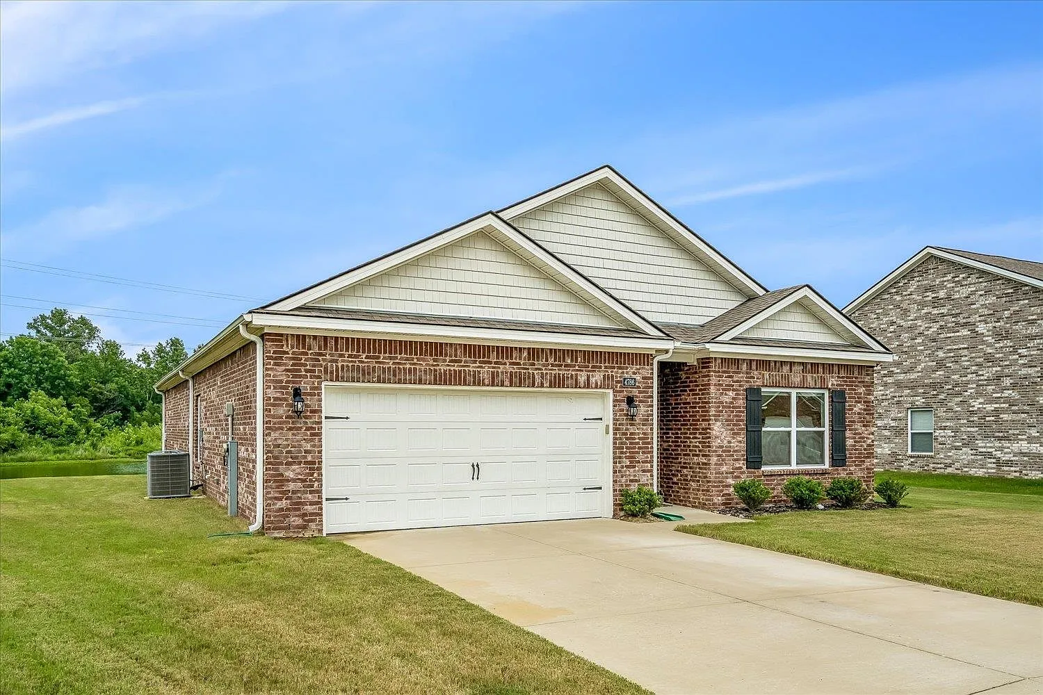 4 bed, 2.0 bath, 1833 sqft, $2,100 — Photo 3