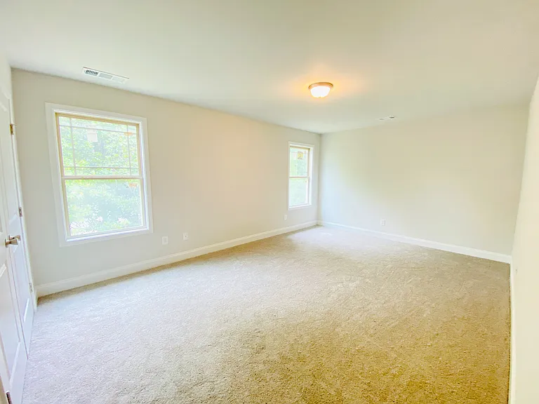 1095 N Village Dr — Photo 11