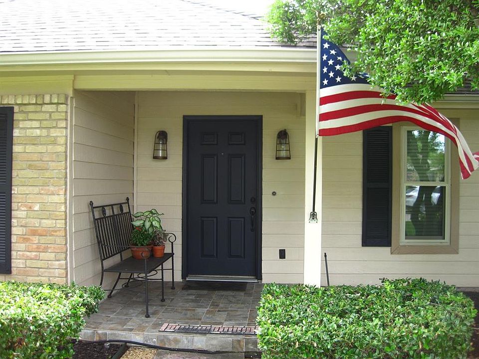 Covered front porch.
