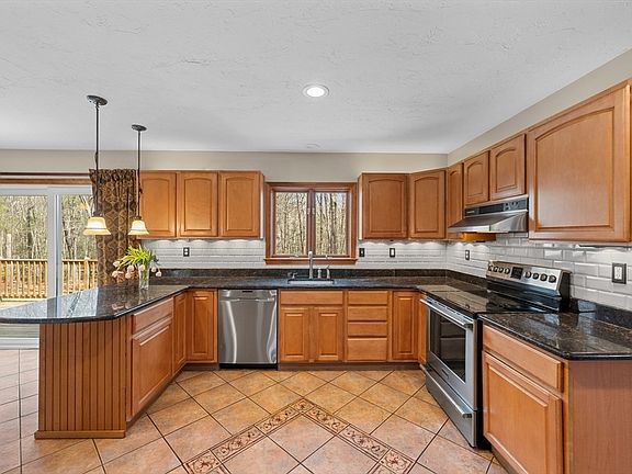 4th image of 39 Hillside Dr
