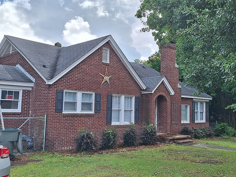 1215 Clarendon St — Photo 3