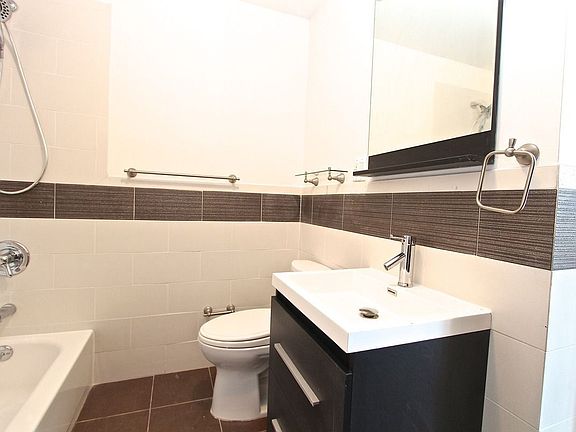 3rd image of 186 Green St APT 1F