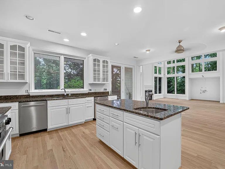 8309 Old Seven Locks Rd — Photo 15