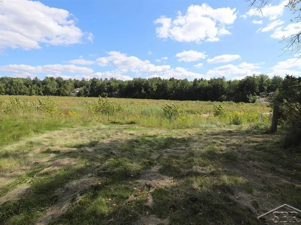 5726 N Sanford Beach Dr, Sanford, MI 48657