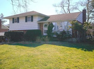 8 Sycamore Ln, Commack, NY 11725