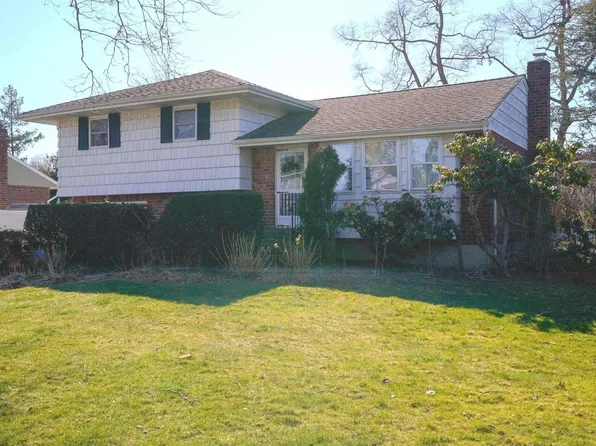 8 Sycamore Lane, Commack, NY 11725