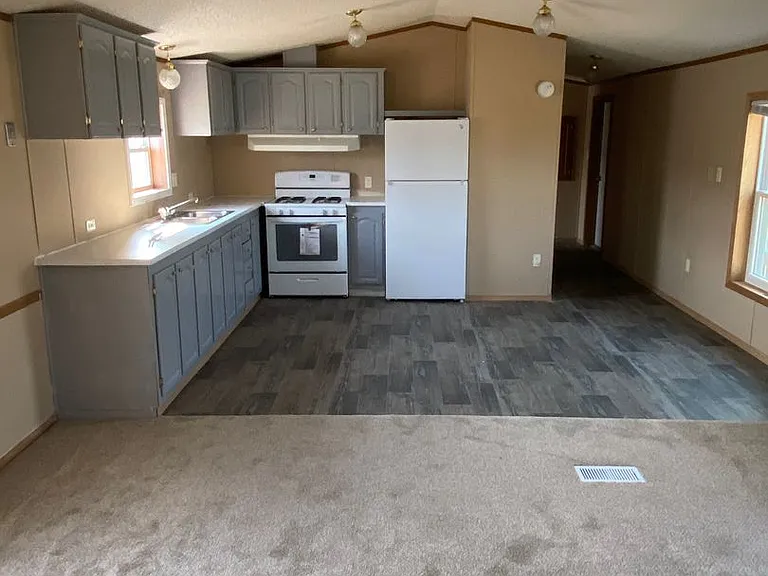 889 Cal Dr — Photo 2