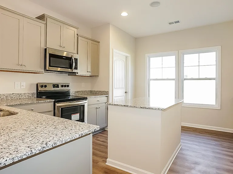 360 Bainbridge Dr — Photo 5