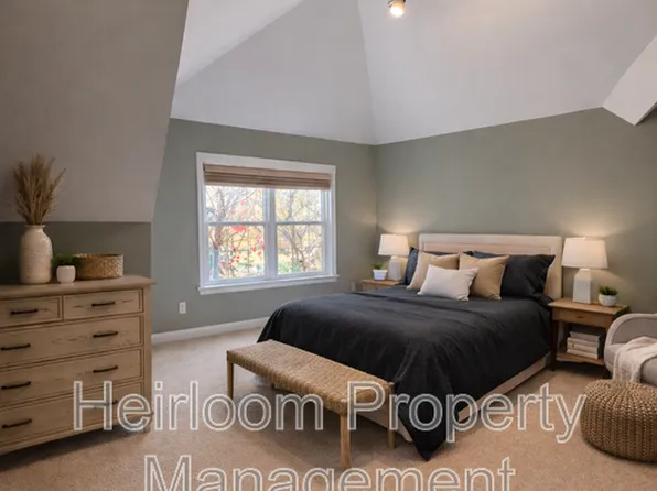 2107 E 5th St, Duluth, MN 55812