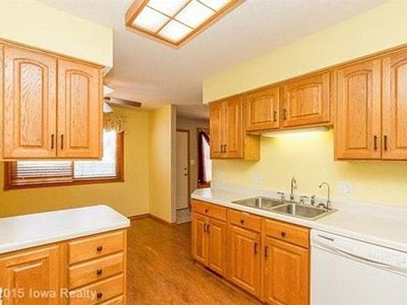 3rd image of 933 Breezewood Cir