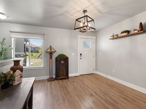 3rd image of 1043 Valley View Dr
