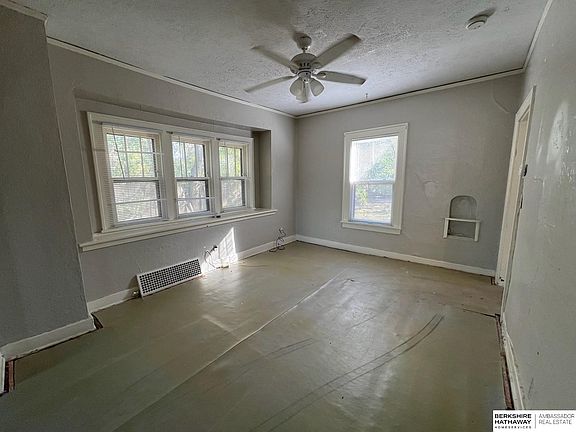 4th image of 3827 Parker St