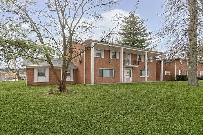 2 bed, 1.0 bath, 735 sqft, $1,025 — Photo 2