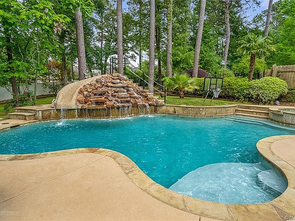 3rd image of 1018 N Pointe Cir
