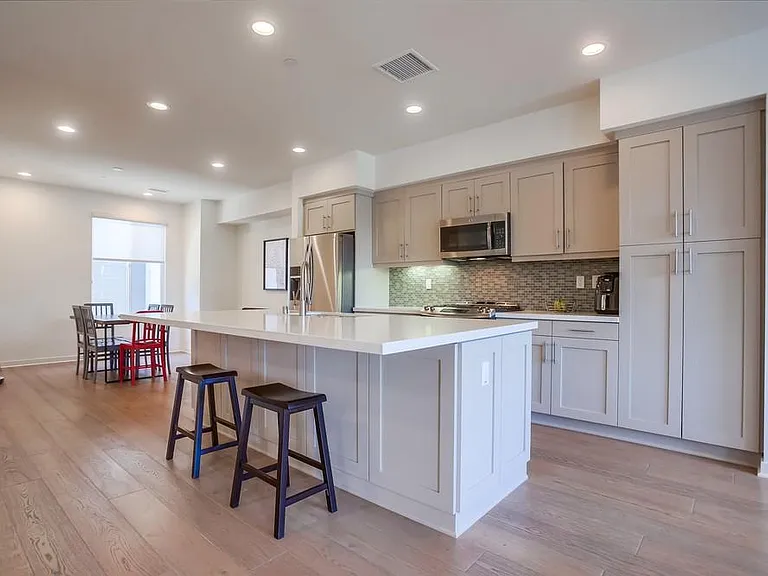 2541 State St — Photo 14