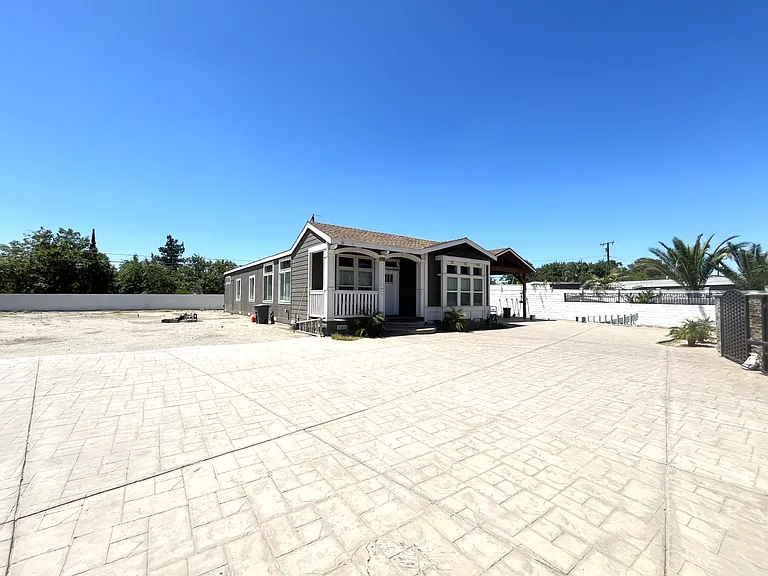 2203 Portola St — Photo 2
