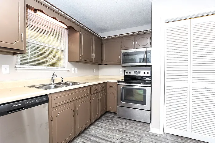 573 Brady Dr — Photo 5