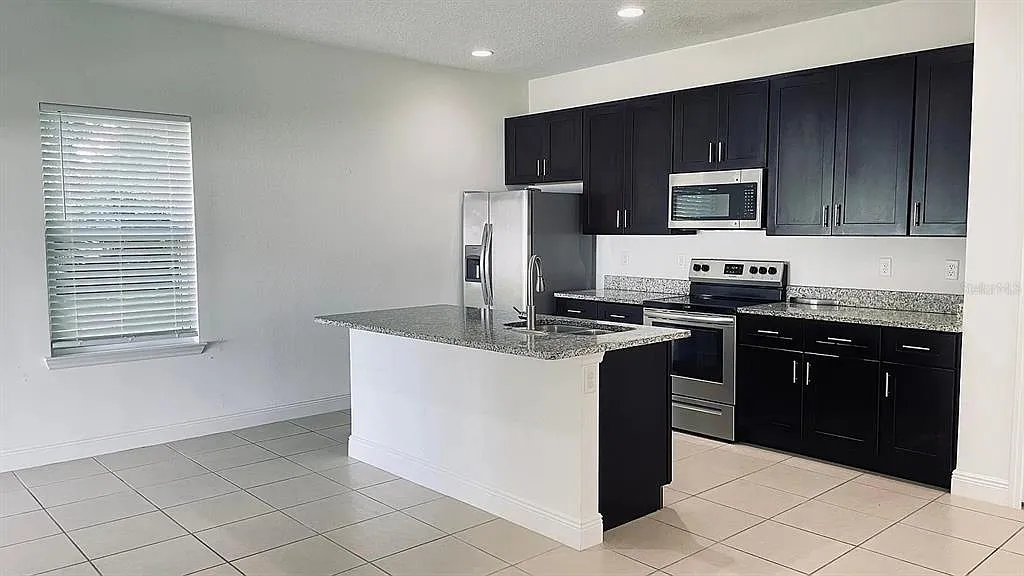 3 bed, 2.0 bath, 1451 sqft, $2,400 — Photo 2