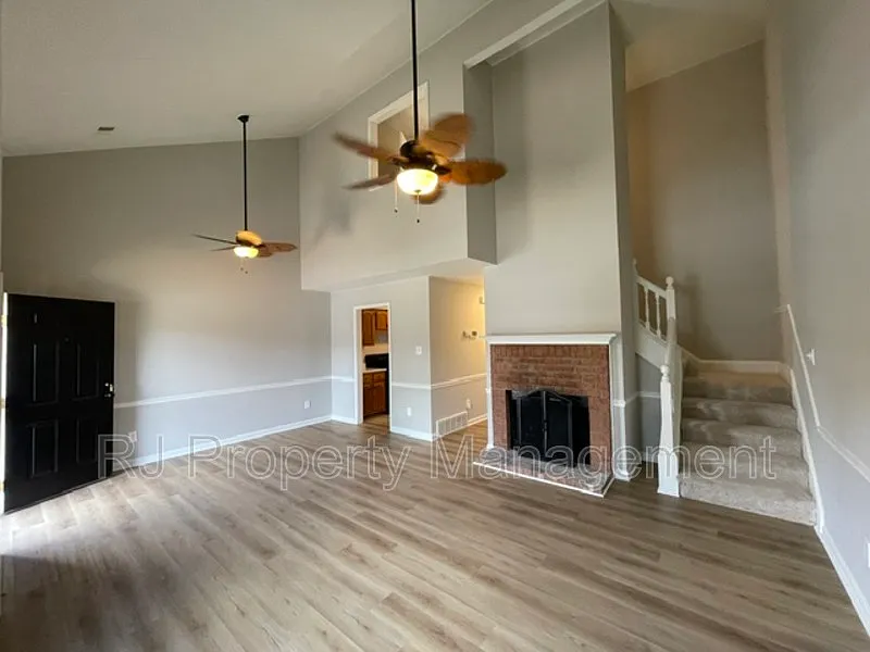 3 bed, 2.0 bath, 1400 sqft, $1,595 — Photo 4