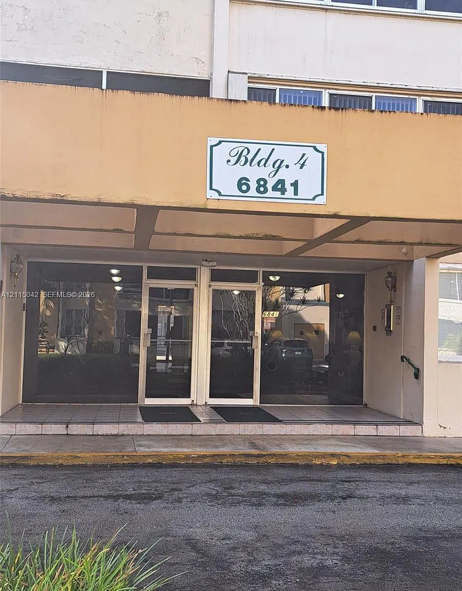Sovereigns Condo — Photo 4