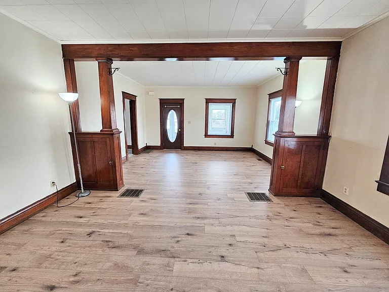 404 W Market St — Photo 3