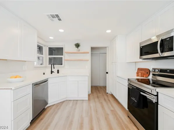 22 Diamond Cir, Las Vegas, NV 89106