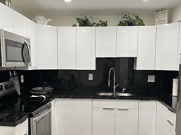 3rd image of 2450 NE 135th St APT 103