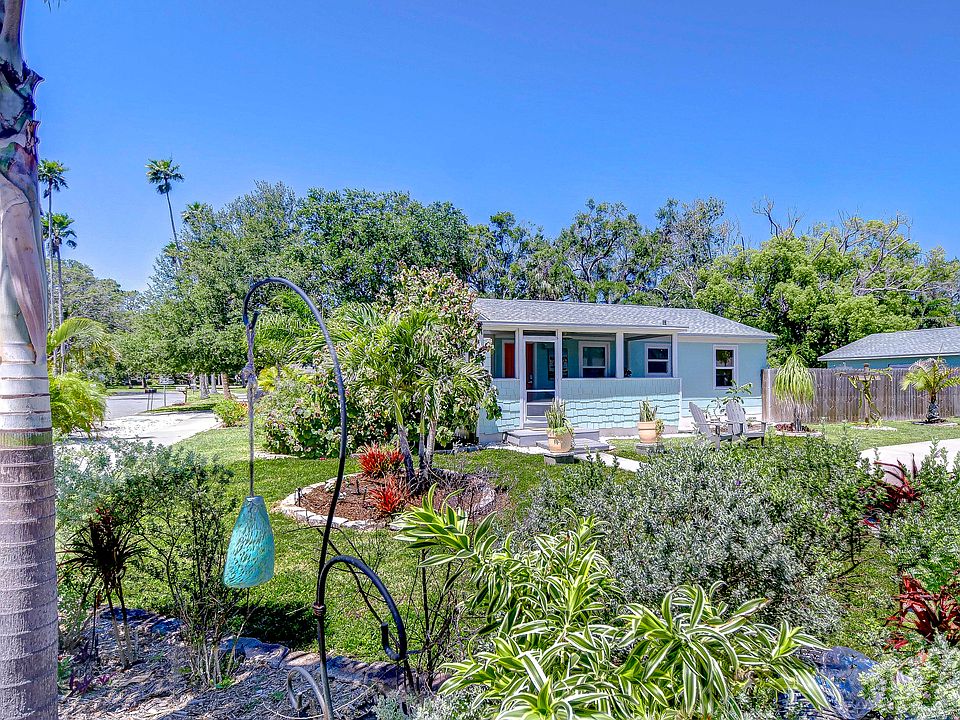 Welcome to the blue bungalow lovingly referred to as the Citrus Haven