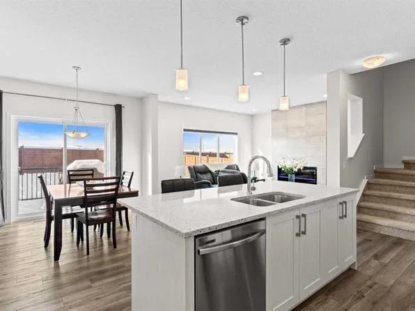 492 E Chinook Gate Sq SW, Airdrie, AB T4B 4W1