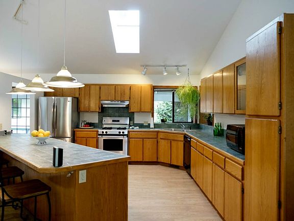 3rd image of 555 Azalea Ave NE