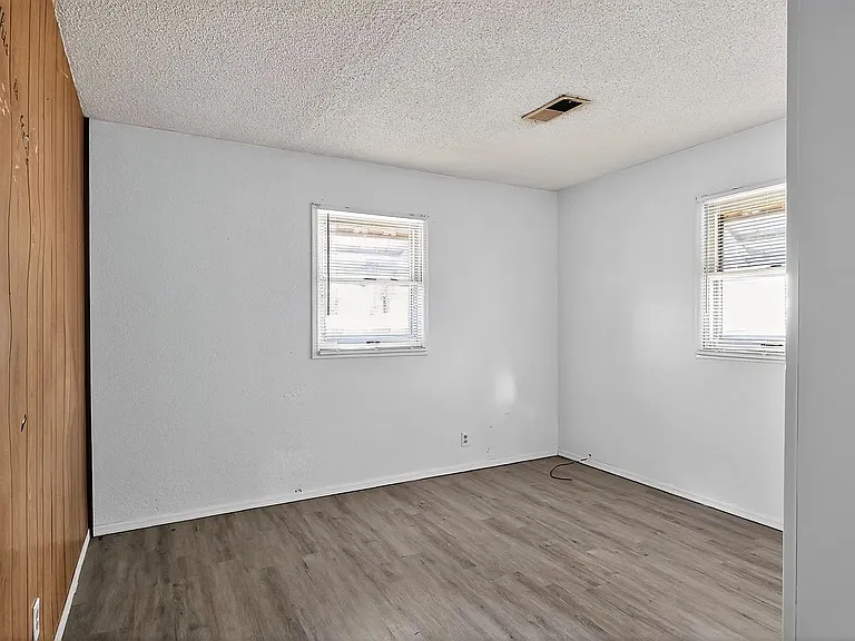 1274 W Green St — Photo 16